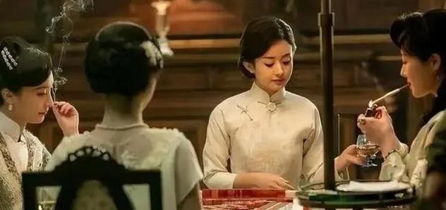 1922年，张宗昌和张作霖把酒言欢，张宗昌让自己的几个姨太太作陪，喝了3斤白酒后