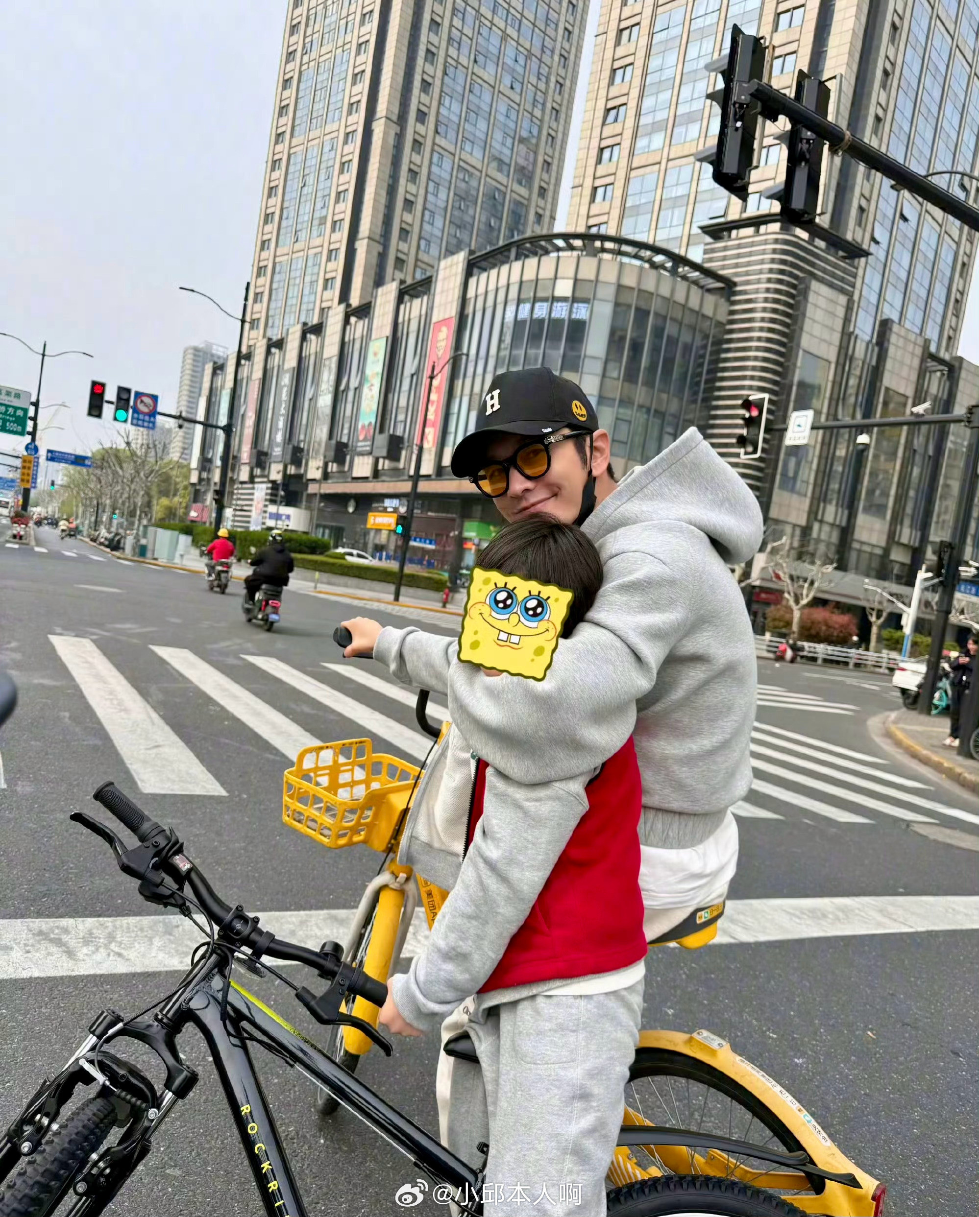 黄晓明晒娃骑车翻车了！本来想秀父子俩春日骑行，结果被眼尖网友指出，他儿子才9岁，