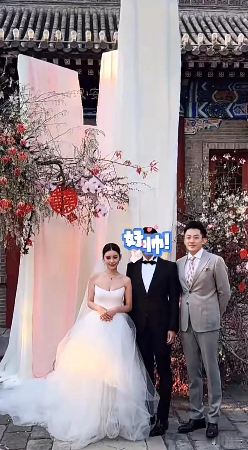 汪小菲马筱梅婚礼婚礼晚宴，马筱梅身穿白色花瓣礼服真的太美了！白色花瓣礼服衬得气质