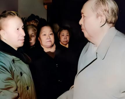 1972年陈毅元帅追悼会上，毛主席看到了粟裕，突然趋步上前，一把紧握粟裕