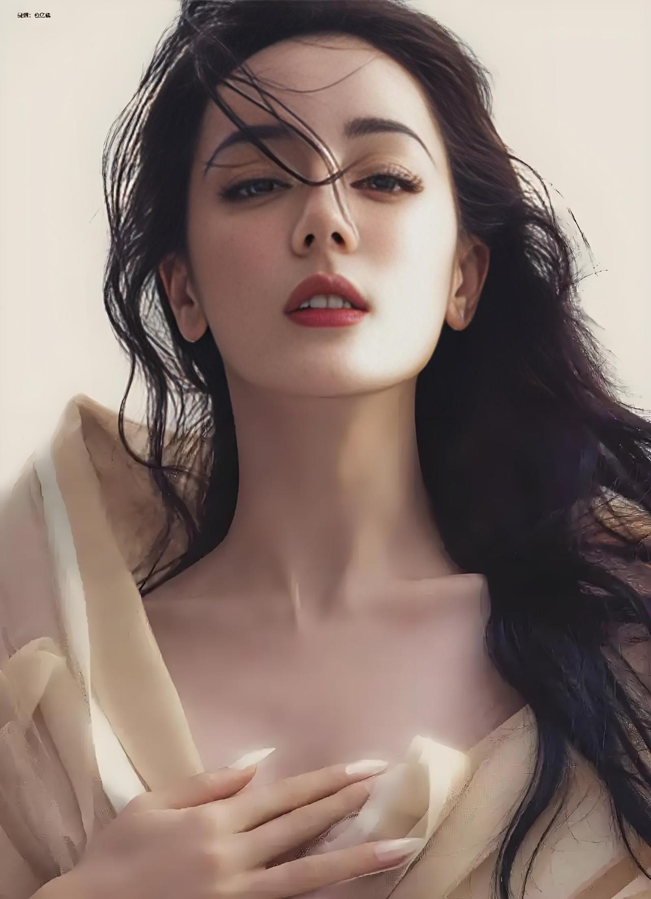 迪丽热巴近视600度了，竟然没见过她戴眼镜。关键是她参加综艺在海边时连美瞳都没戴