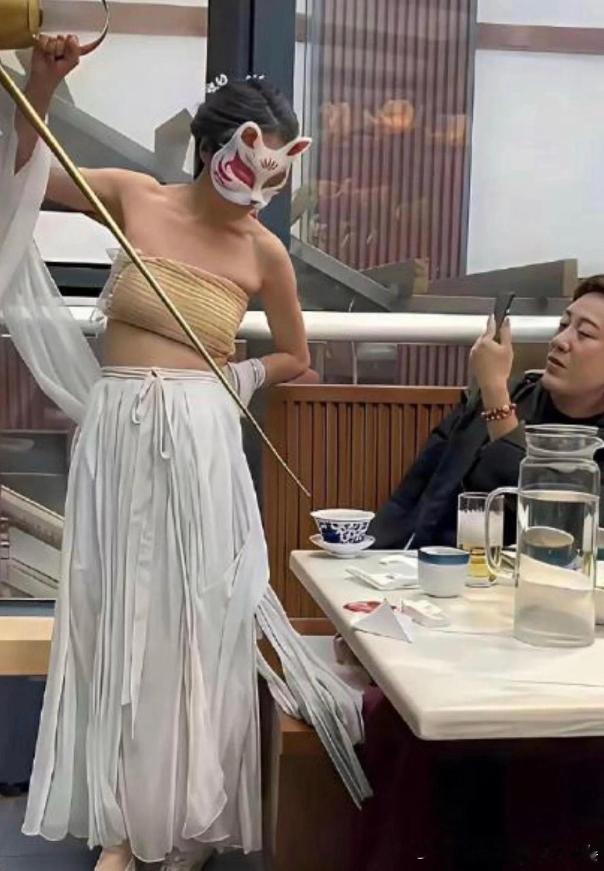 你说你非要去摘面具干嘛，这下好了
