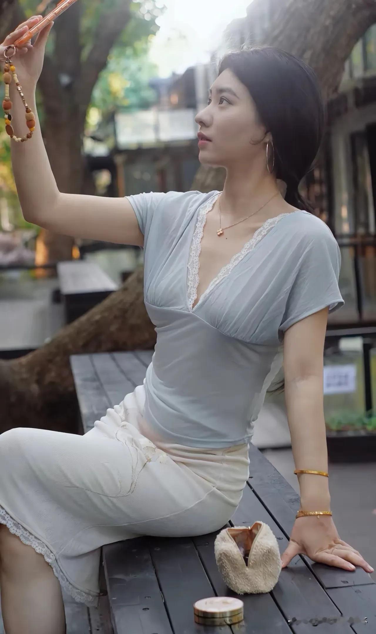 轻熟女孩的镜头哲学：清透妆容，自带柔光；自信微笑，不慌不忙。日