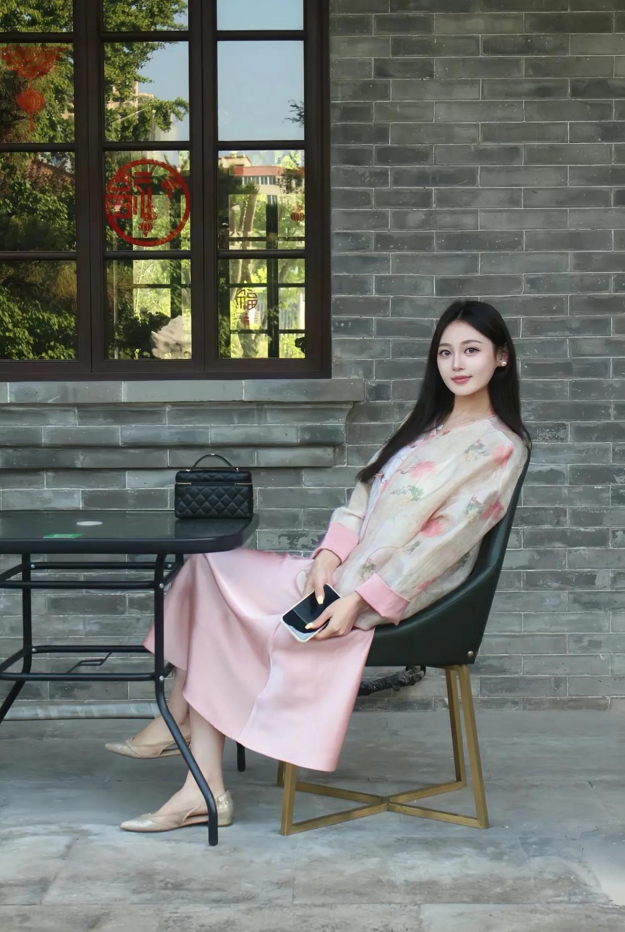 四面荷花三面柳，一城山色半城湖！