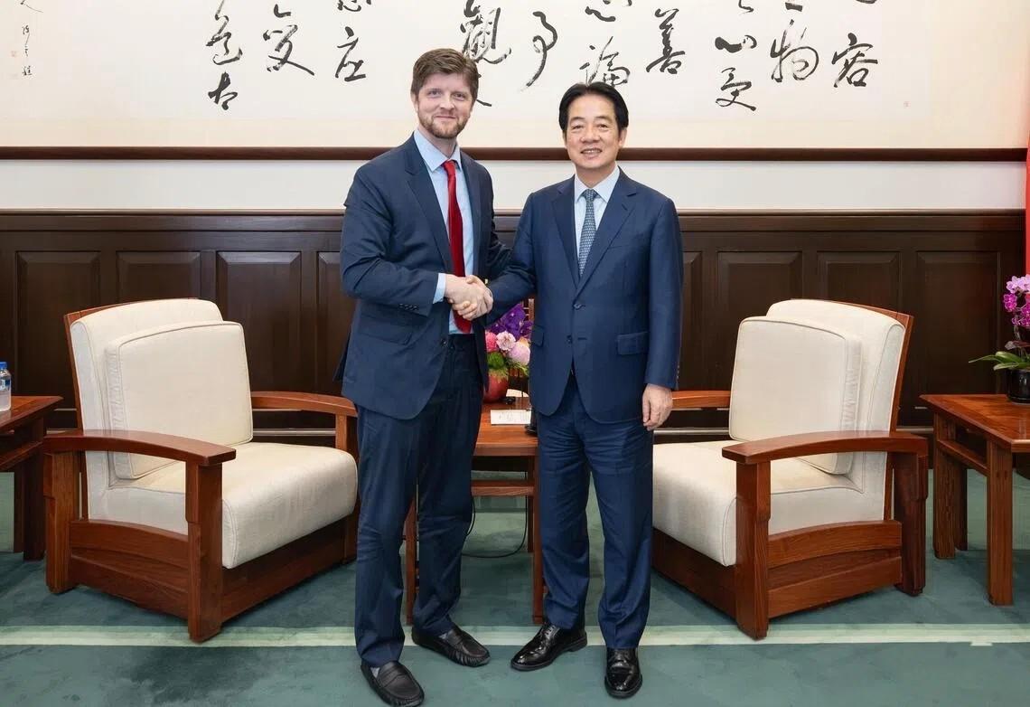 赖清德喊话特朗普“增兵台海”，解放军数十舰机冲过海峡，美军顾问紧急撤离金门