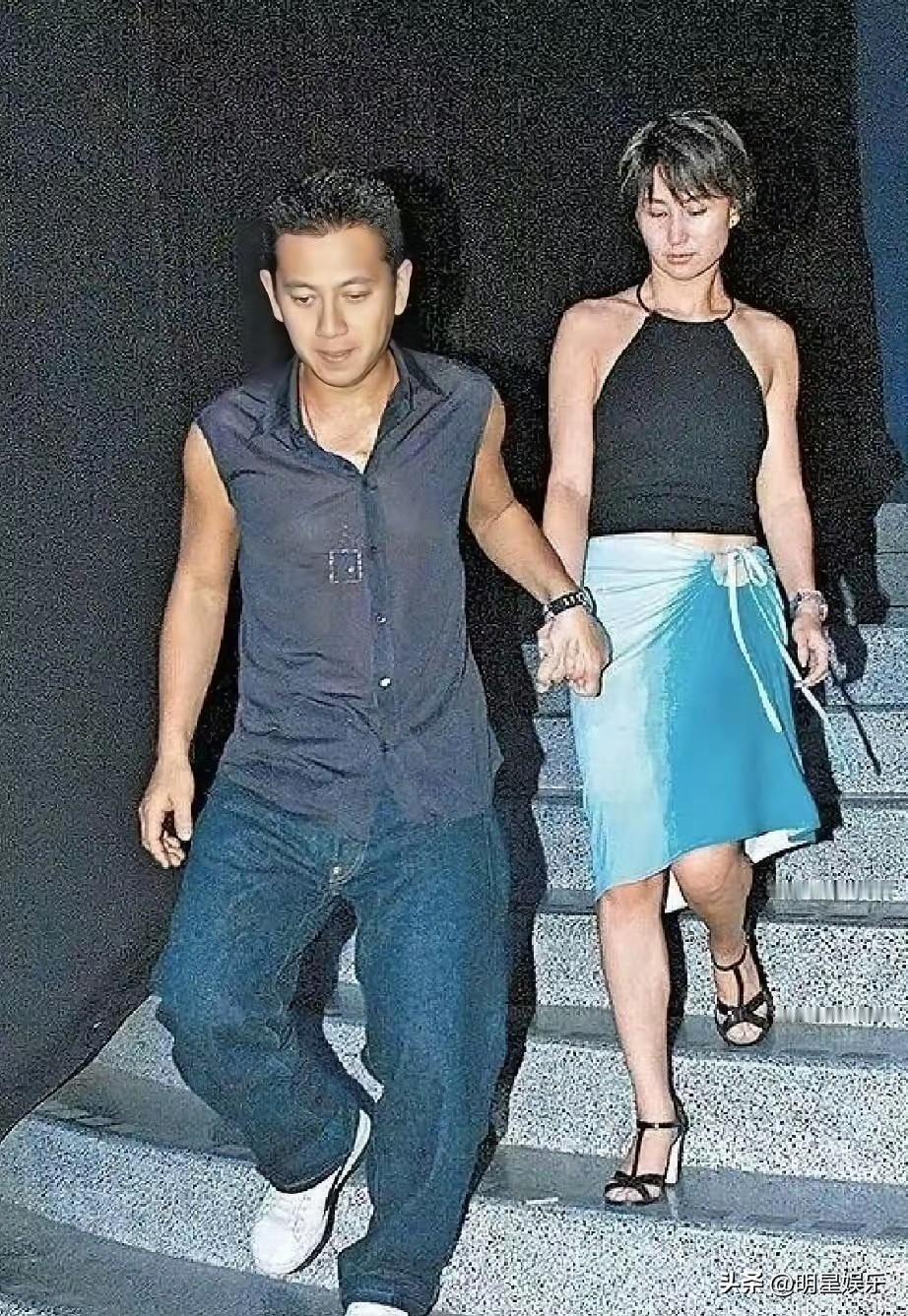 一张牵手旧照，藏着何超琼一段不敢圆满的爱情。定格了女强人何超琼难得柔软的一刻。