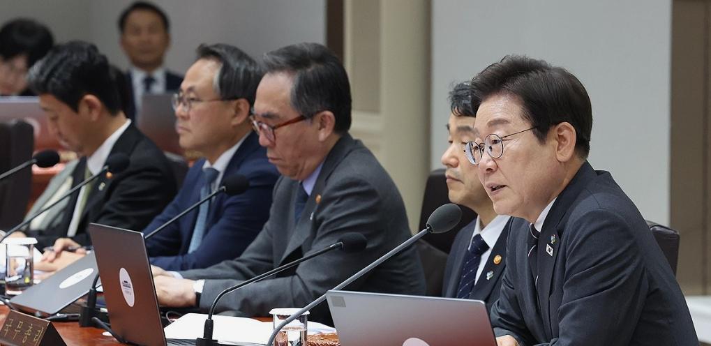李在明近况照片：召开国务会议，宣布将向全民家庭发放补贴每人50万元。时间是6月