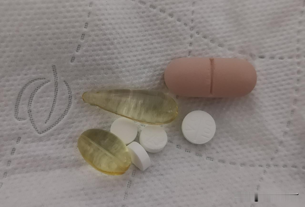 这是60岁的我每天吃的药。定了一个闹钟，晚上8点闹钟响，赶紧吃药，比吃饭还认真