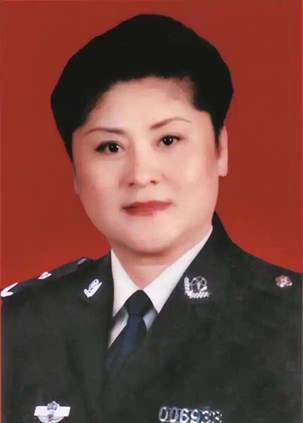 1988年郑州，女警王玉荣结束卧底任务未换警服，遭两名壮汉强行塞进出租车，脖子被