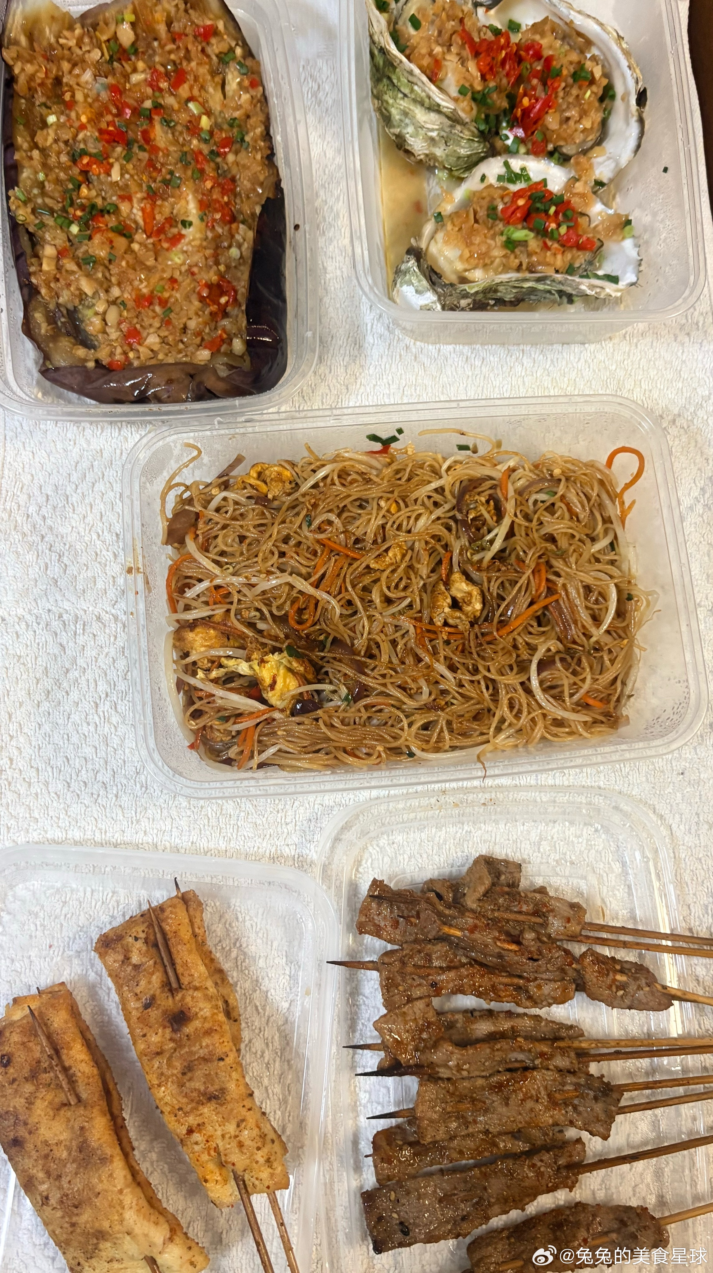 兔兔昨晚吃的夜宵烧烤🍖春天的第一顿烧烤来了！蒜蓉茄子香到舔盘，生蚝鲜得直跺脚，