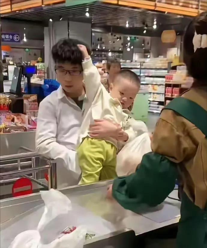 熊孩子瞬间让爸爸变成爷爷了