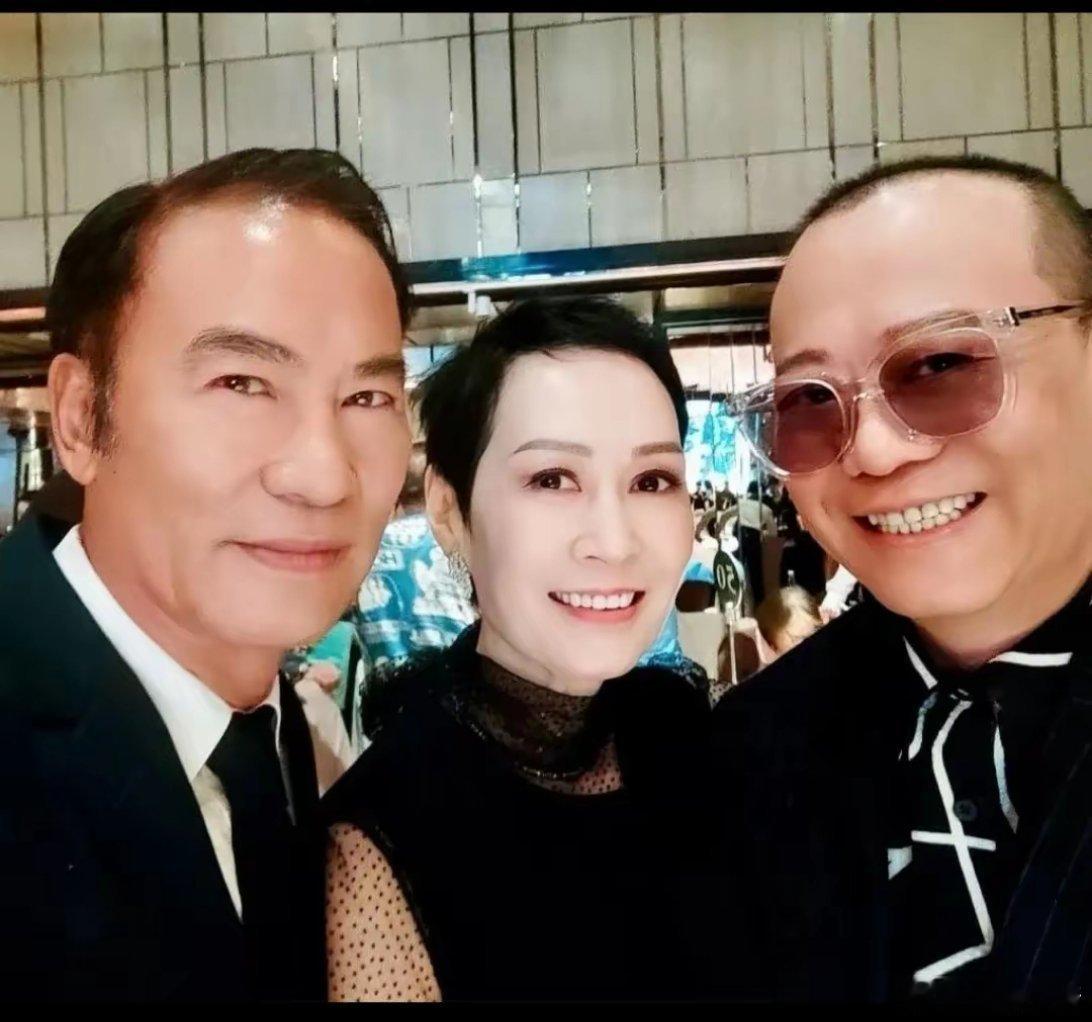 欧阳震华、佘诗曼、郭可盈参加好朋友儿子婚礼，一起合影好欢乐​​​