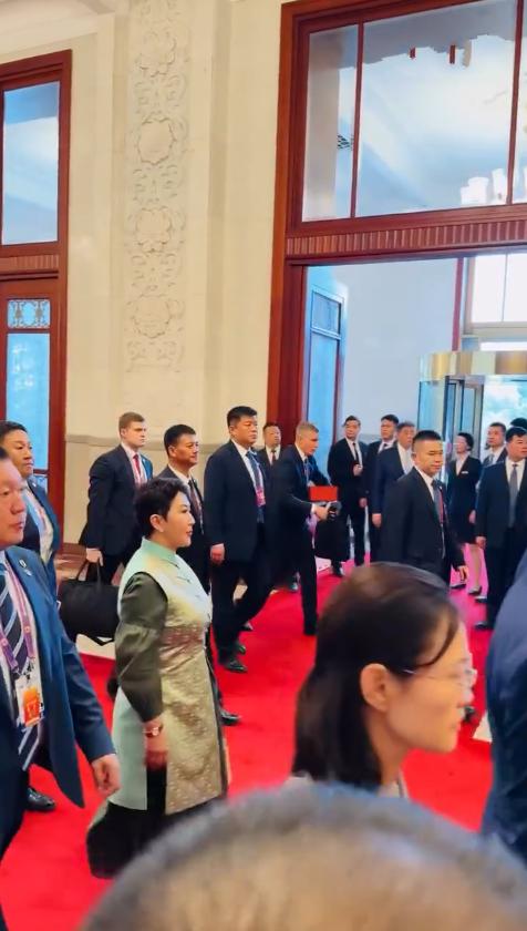 蒙古女外长也来北京看阅兵啦！只见她陪同蒙古总统现身人民大会堂，穿着蒙古裙走在人群