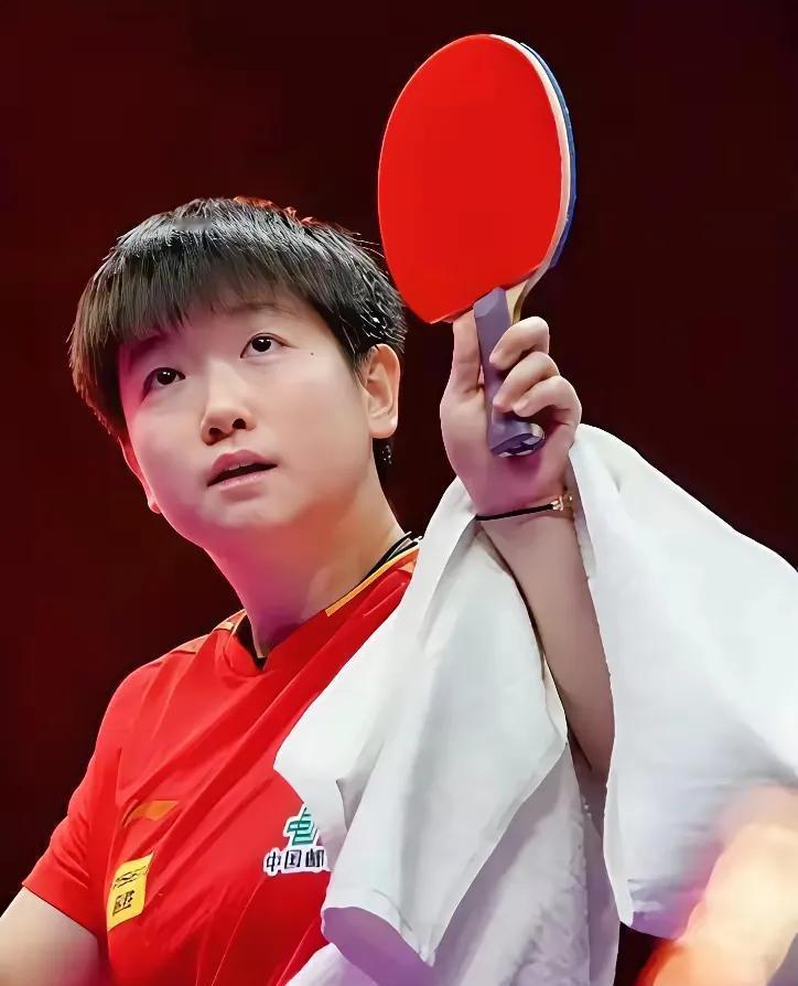 我当时愣了一下，手机停在那儿，眼神有点懵。视频里说孙颖莎换陪练了，换的是个比她