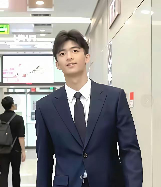 谢振轩这孩子，藏得真深。媒体镜头总追着他的帅脸拍，说他遗传了谢霆锋的颜值。