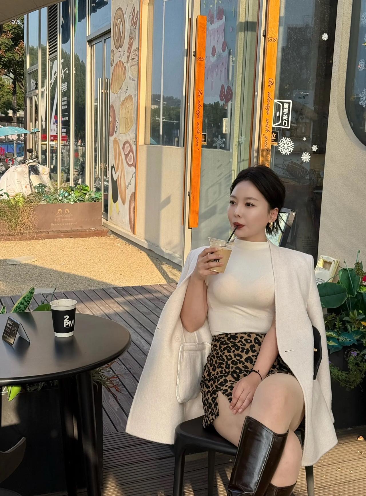 悠闲午后，咖啡与绿植相伴，享受生活的美好时光。🌿☕️🌞