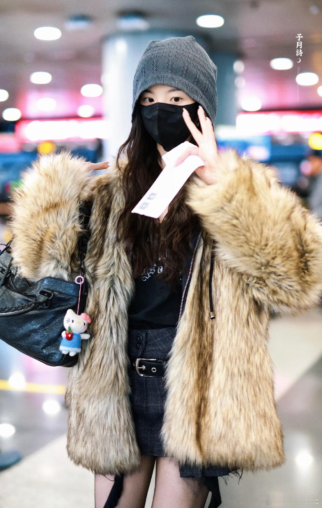 张元英杨超越同款外套杨超越张元英穿了同款，都好看呢～杨超越张元英穿了同款