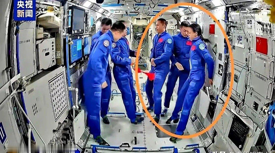 本以为航天员的从容是理所当然，直到黎家盈出现在镜头里，这种小心翼翼反倒让我心头一