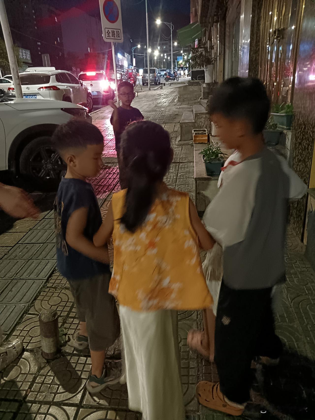 现在不少年轻人不愿意生孩子，并不是单纯讨厌孩子，更多是现实层面的顾虑太多。房贷、