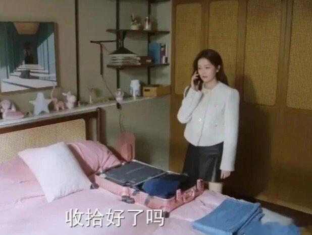 怪不得电视剧里要把行李箱放床上……​​​