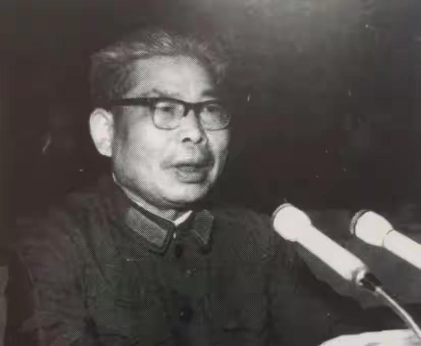 当年深圳还在犹豫要不要接收两万基建工程兵时，司令李人林直接发话：别为难人家，我们