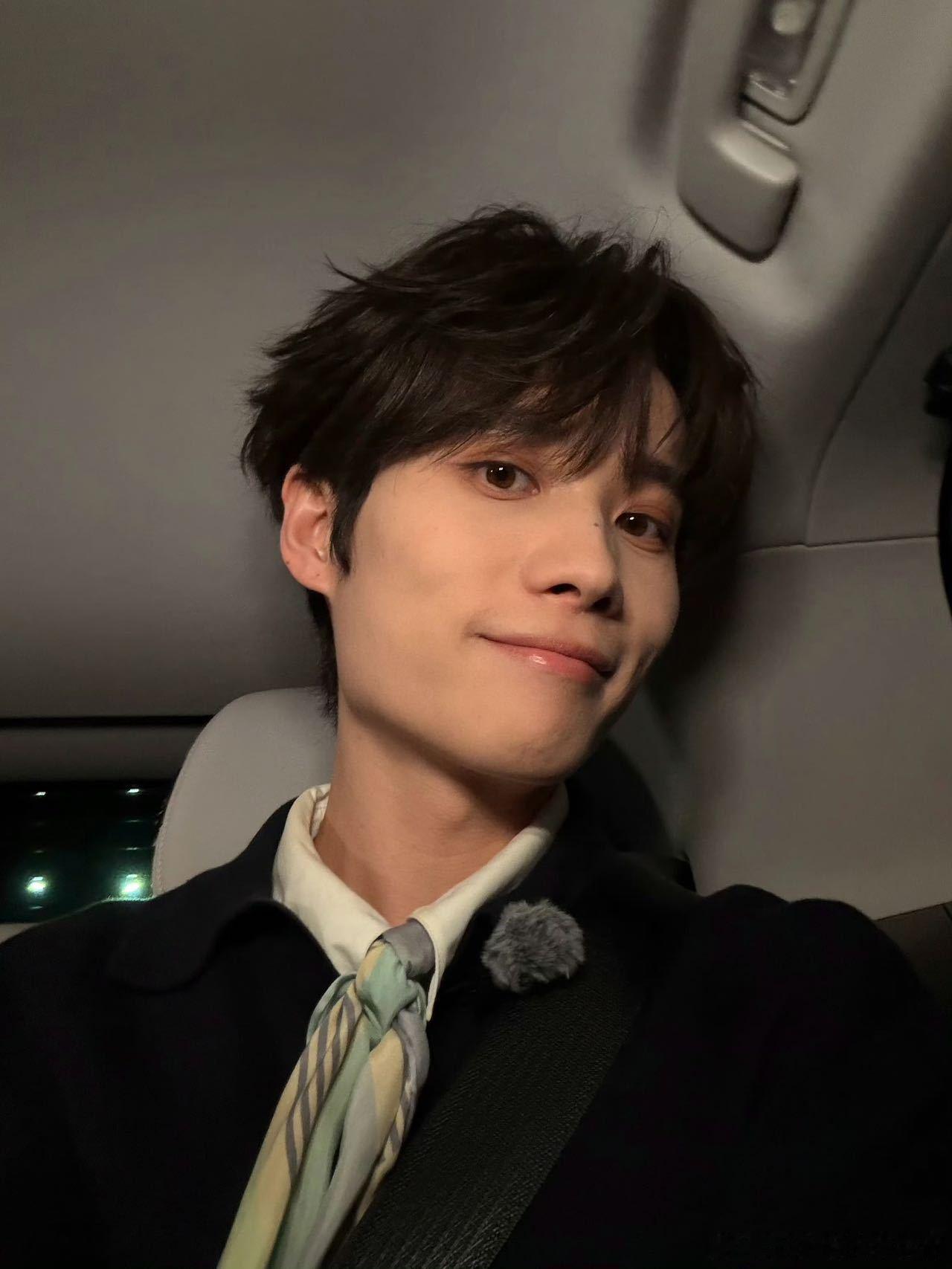 井胧模仿吴彦祖翻车风华合伙人吴彦祖看了都得愣住！井胧这波模仿完全跑偏，憨憨气质藏