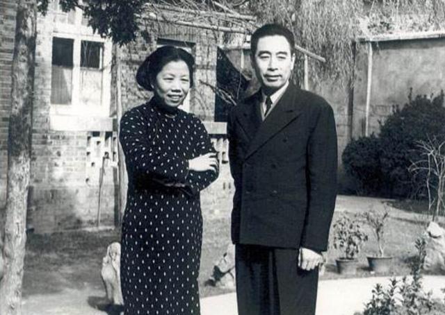 一天，周恩来总理正在伏案工作，夫人邓颖超突然走了进来，来到他的面前，轻声说：“恩