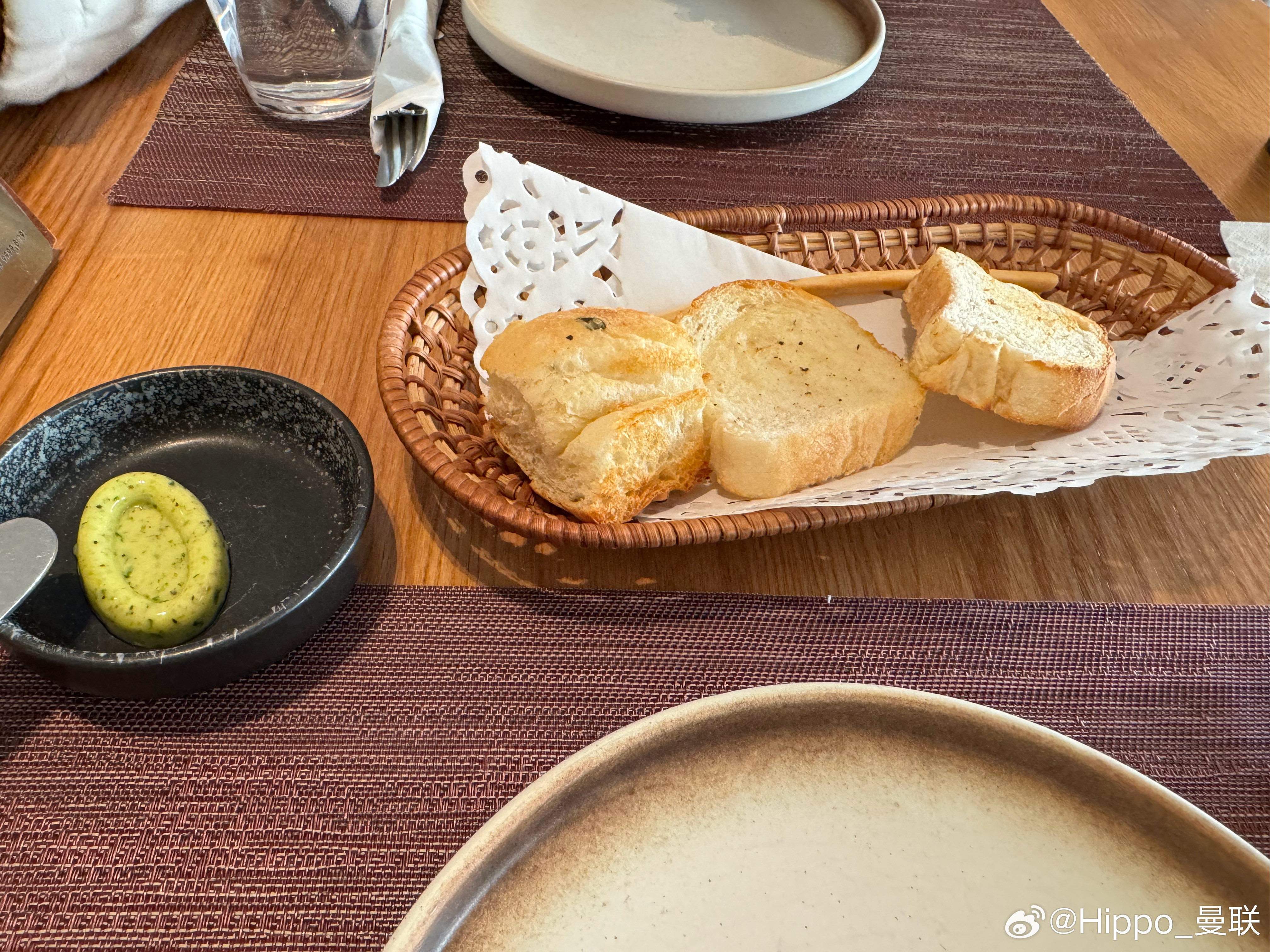 我老婆点菜的时候给我说有点饿，服务员听到了马上把面包端上来了。成都·铁象寺水街