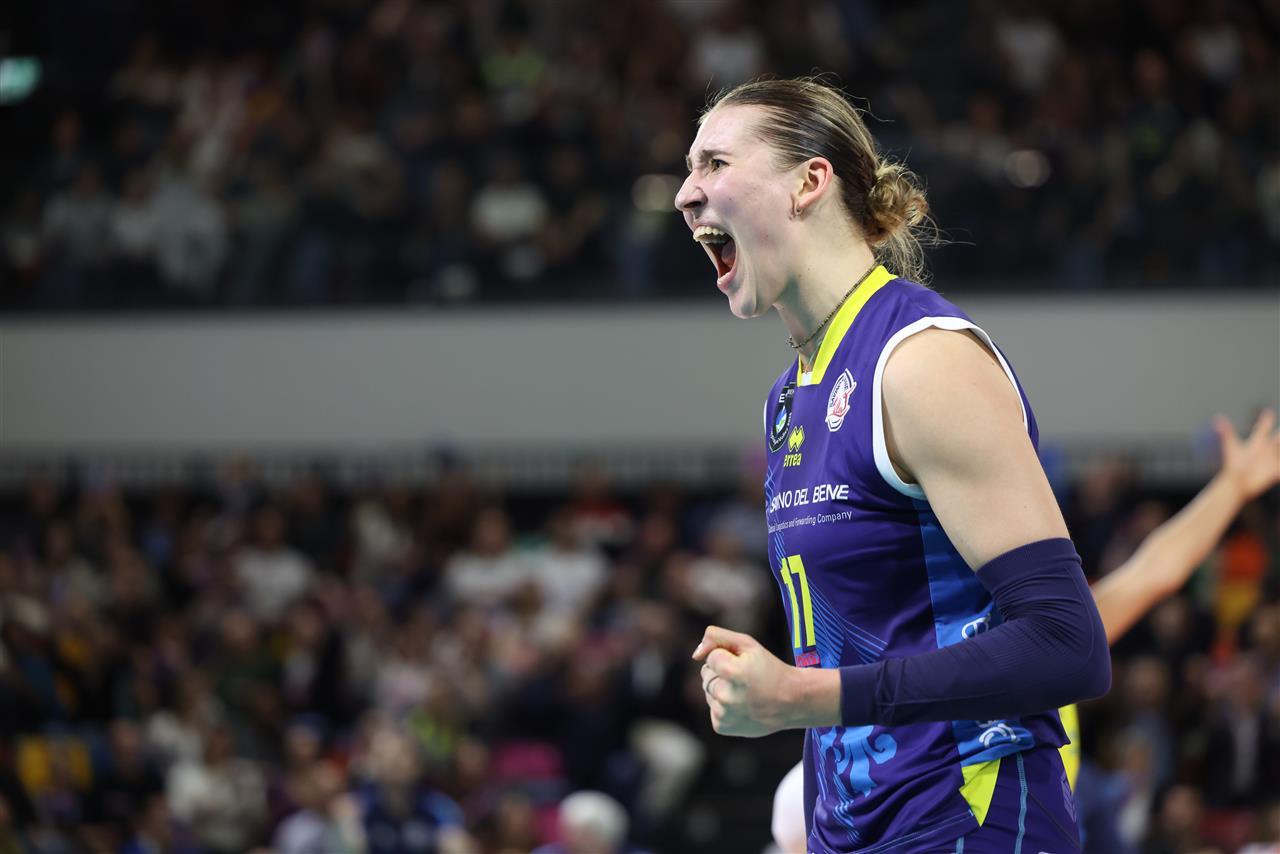 斯坎迪奇横扫费内赢得欧冠四强赛首回合2025-2026女排欧冠1/4决赛首回