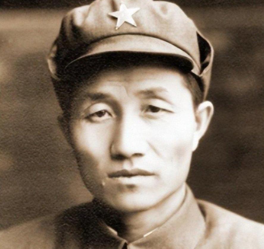 1935年甘肃，参谋长为泄私愤故意拖延全军2小时，马家军骑兵杀到，若非悍将韩先楚