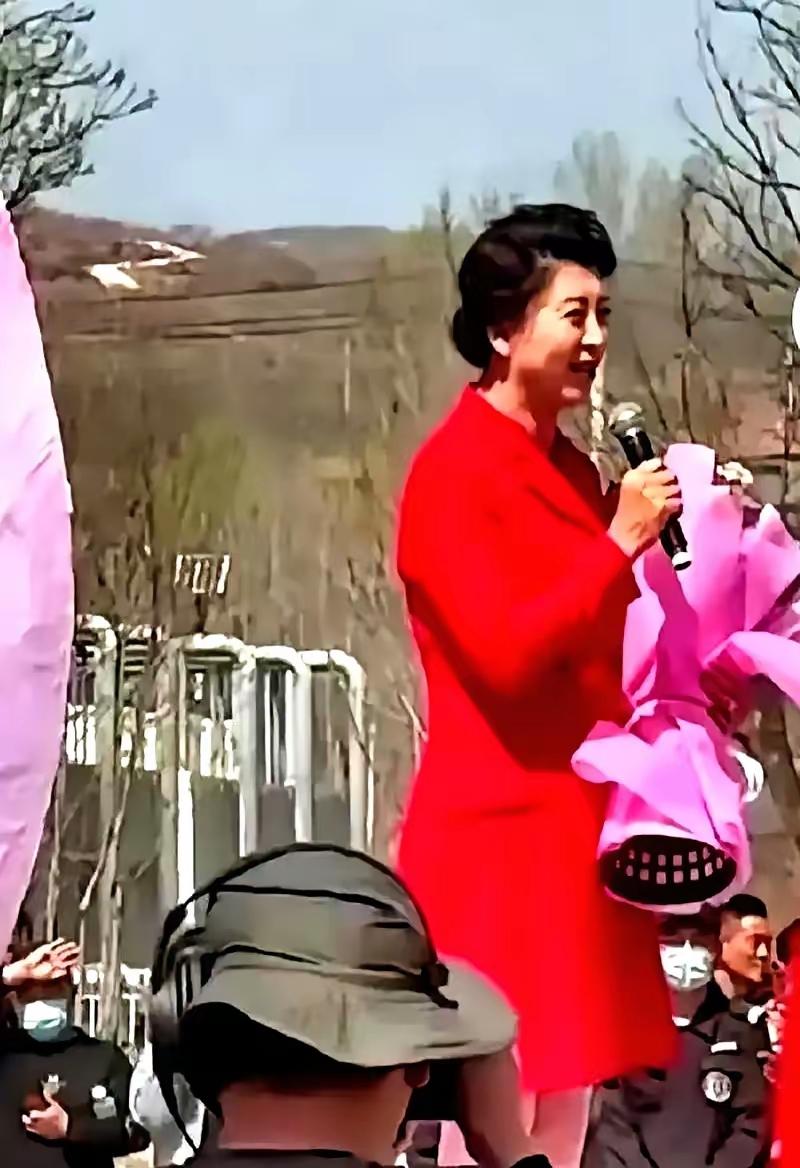 刚看到这报价单，我还以为是哪个顶流来了。闫学晶去临沂沂水商演，经纪人直接把话撂