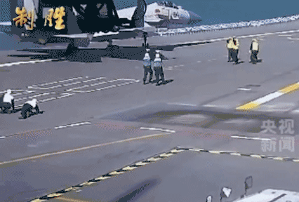 5米！就差5米，歼-15就要冲进海里，航母直接碾过去，连救援机会都没有。这是