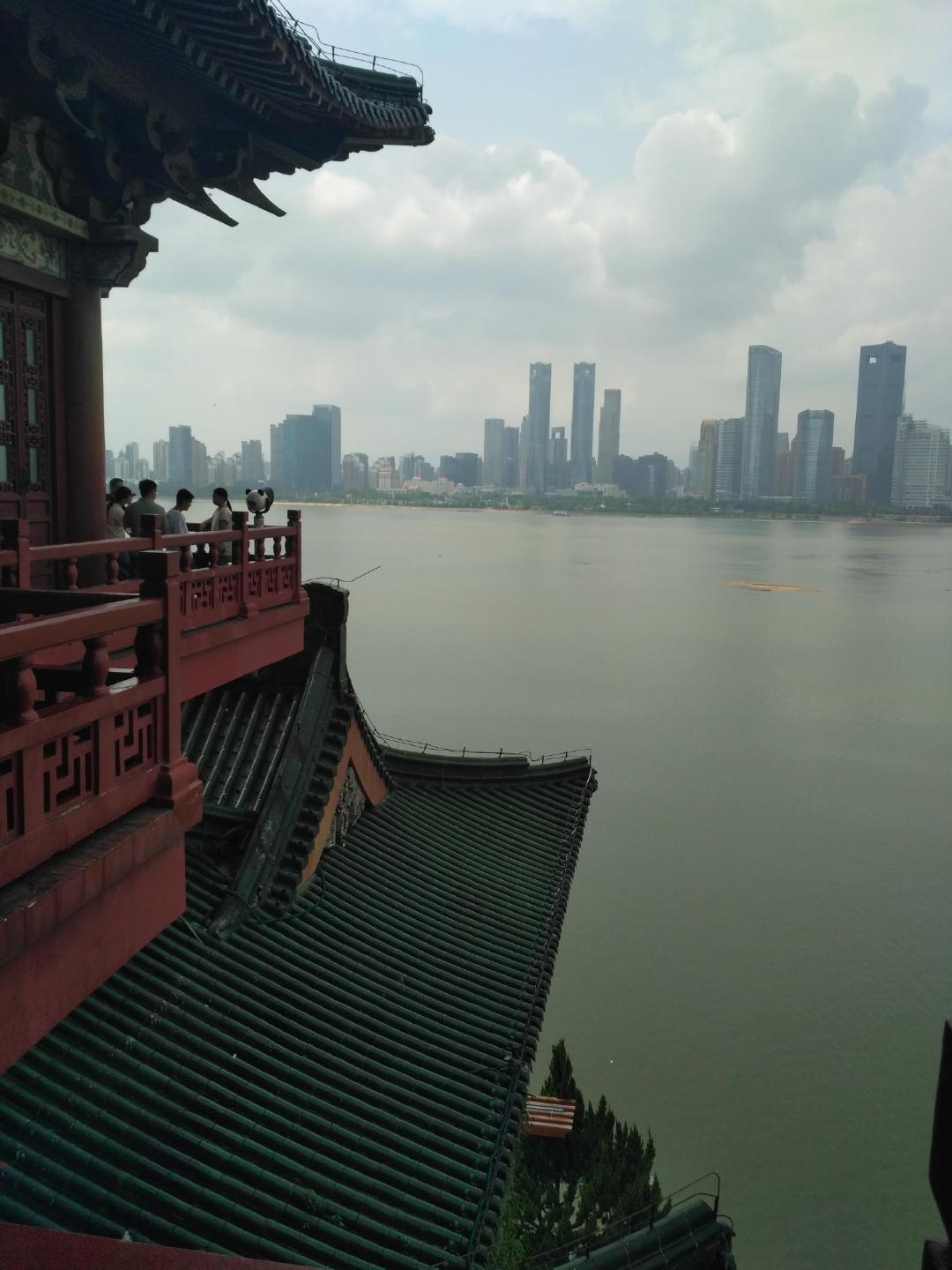 写出《滕王阁序》的王勃，为什么二十多岁就死在南海「落霞与孤鹜齐飞，秋水共长天一色