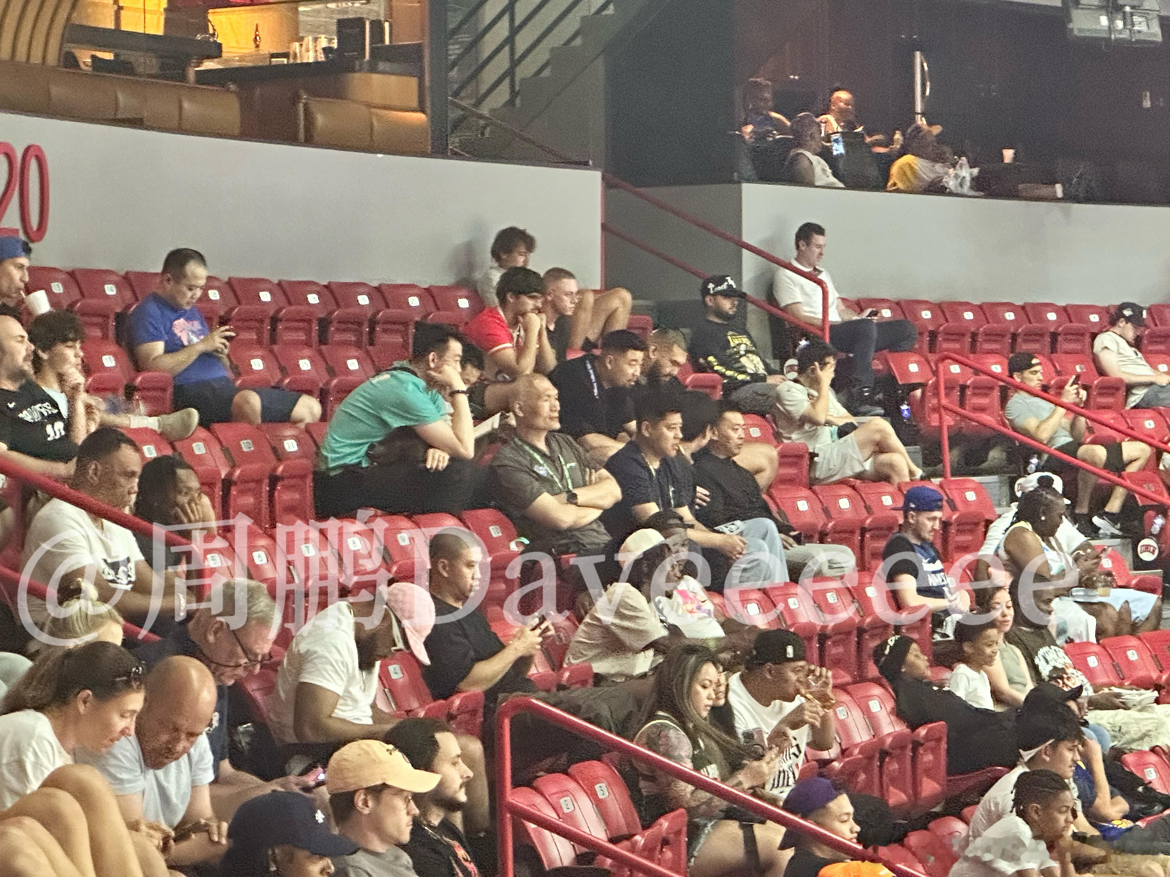 和往年一样，多支CBA球队的管理层和主教练都来到了夏季联赛的现场考察球员、交流学
