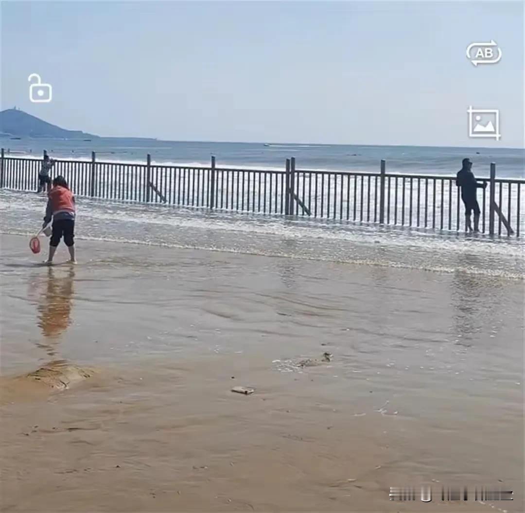 坐标青岛。别着急喷！每年都有外地人永远的留在这片海域，每年都有工作人员劝阻时恶
