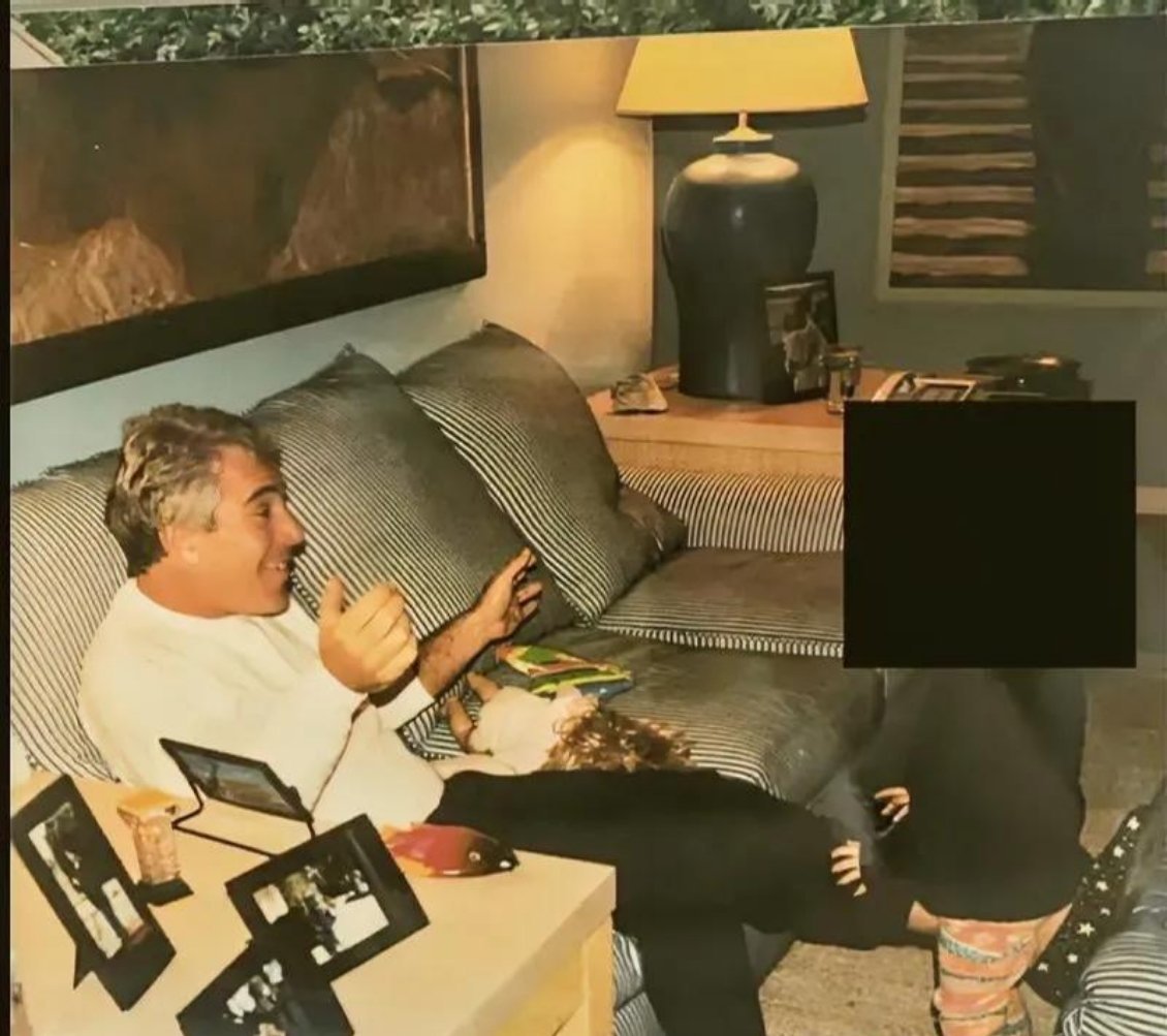 大家看，坐在爱泼斯坦小腿上的孩子有几岁？应该是4-5岁的样子。再看爱泼斯坦左手边