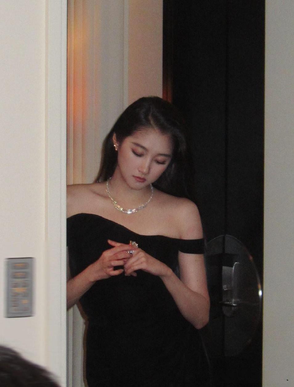 一股脑觉得白好看关晓彤美黑着实给我惊讶了内娱流行白幼瘦太久了，现在突然有个人