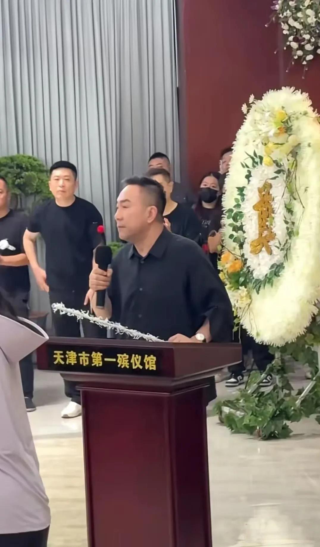 杨少华老爷子走了这次应该是可以好好的休息了！儿子们为他办了一场声势浩大的追悼