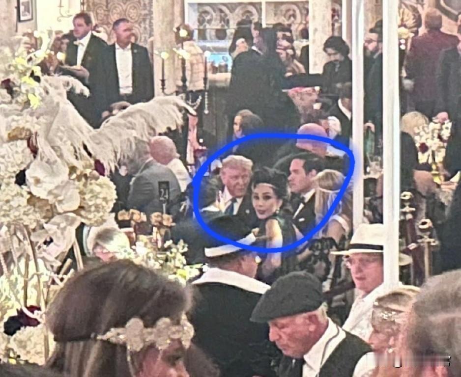 难怪老川会谈之后急匆匆往回跑，原来是家里有攒劲的活动啊，万圣节，别的地方都画成鬼