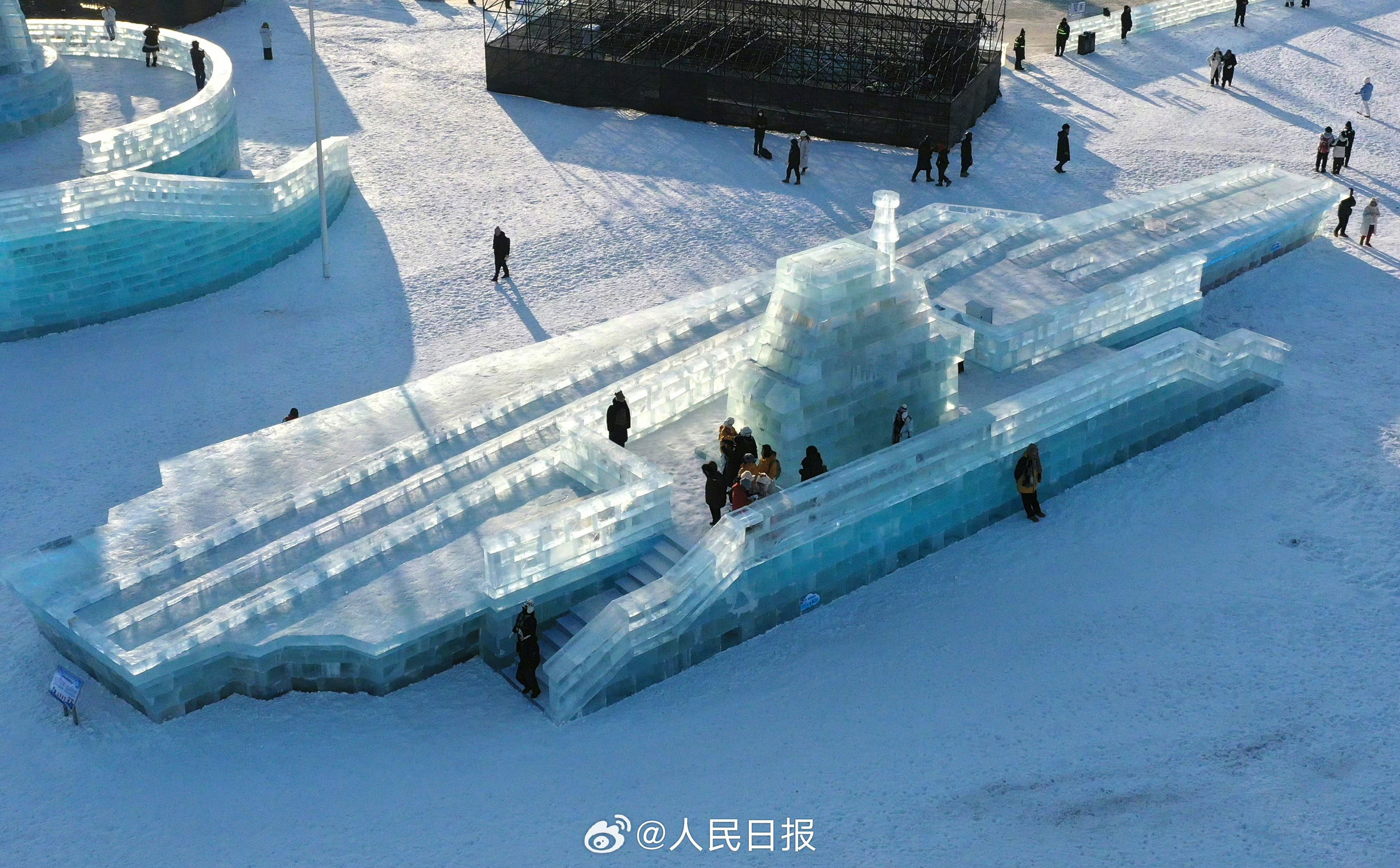 哈尔滨冰雪大世界里的“福建舰”。哈尔滨冰雪大世界热点现场
