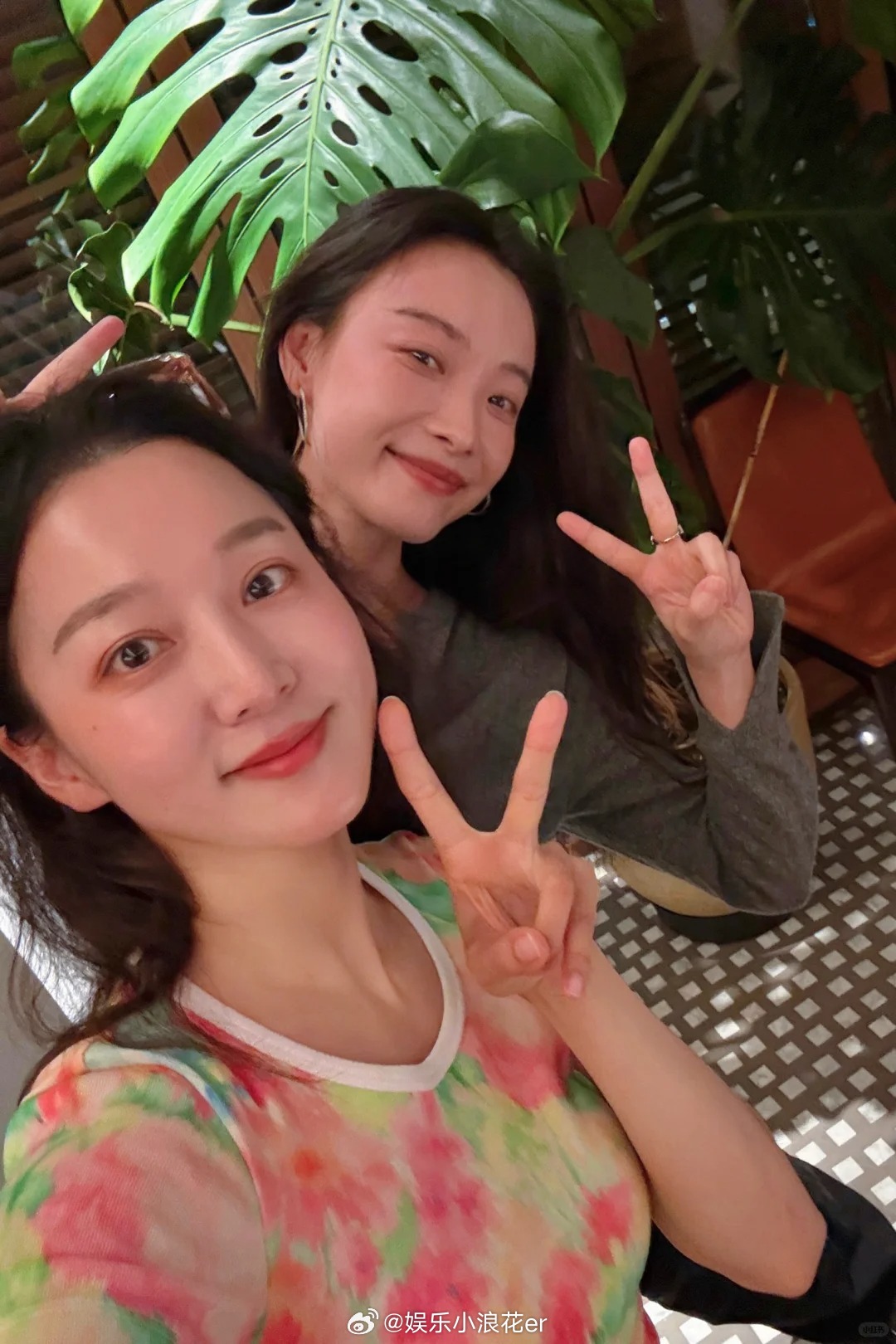 马龙老婆和倪妮合影倪妮夏露合影两位老同学一起合影啦！​​​