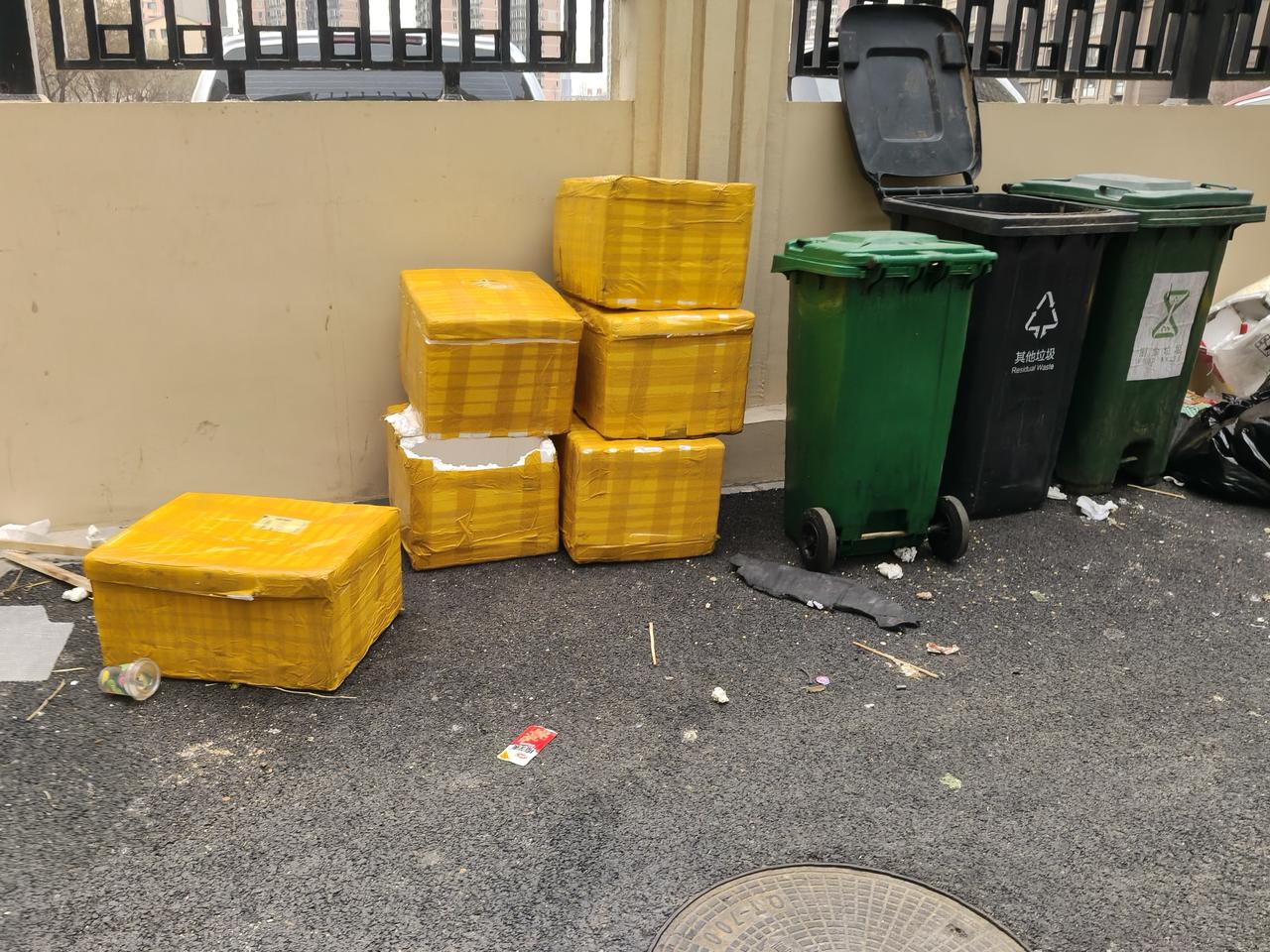 不注意自己形象的企业做不大最近，发现一个问题，两家饭店挨着门，前面门脸