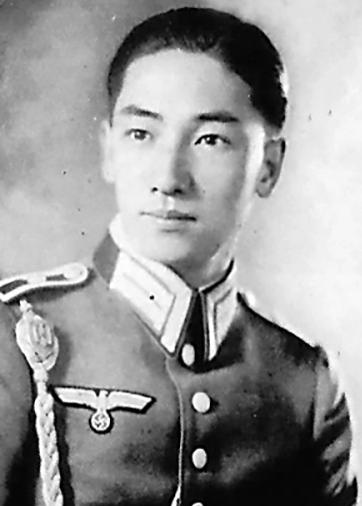 1942年，蒋纬国在潼关当连长，火车上一个上校扇了他一巴掌。他硬扛着没还手，因为