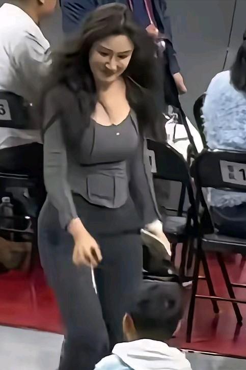 周琦一家近照，大6岁妻子身材好，儿子也爱篮球，29岁身家过亿中国男篮从来不缺天