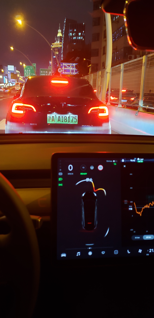今天发现特斯拉的雷达好低端今天下班回家，堵车时我的modely跟在另一辆mo