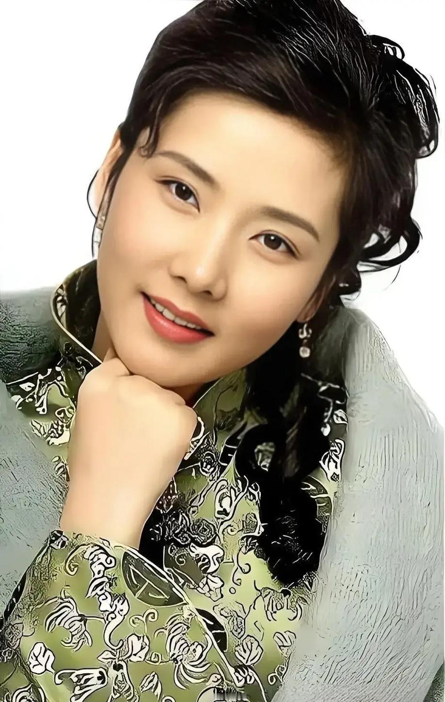 演员何赛飞说：“我从小和爸爸相依为命，但他在五十出头的时候去世了，我就觉得自己是