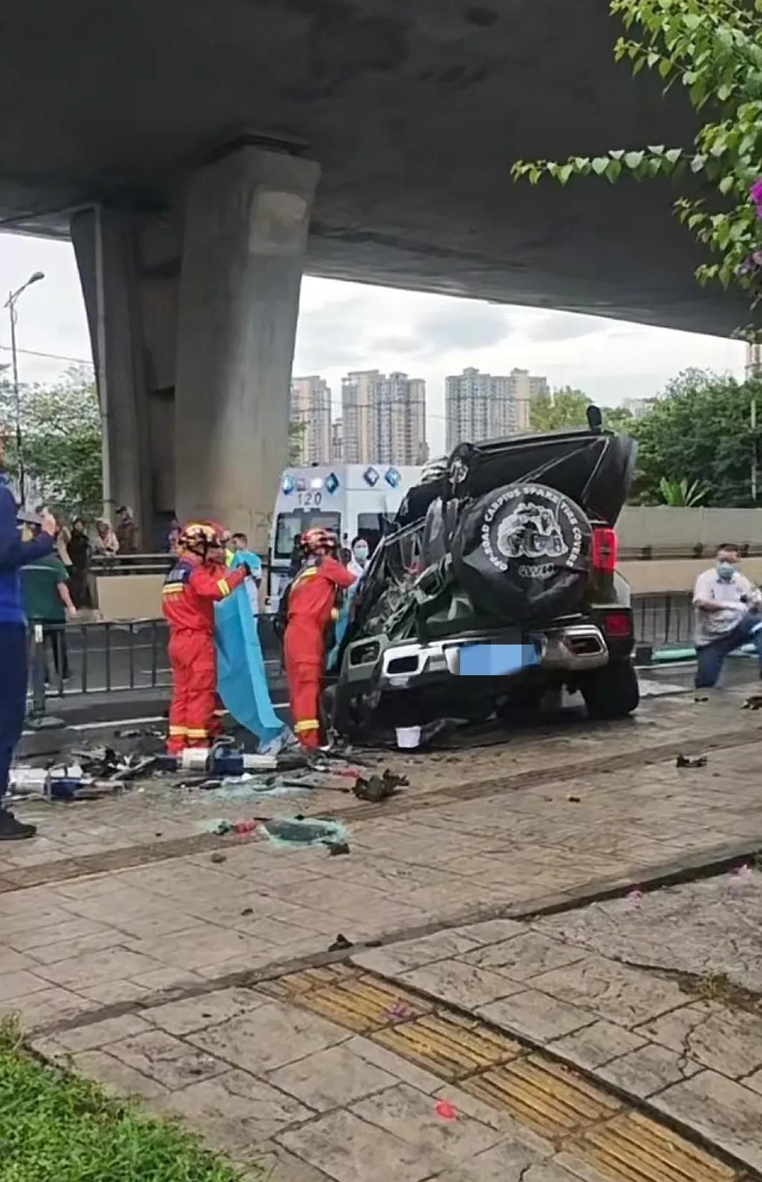 9月13日，成都金丰高架，一辆黑色越野车突然冲出弯道，从桥上直坠而下。车辆顶部