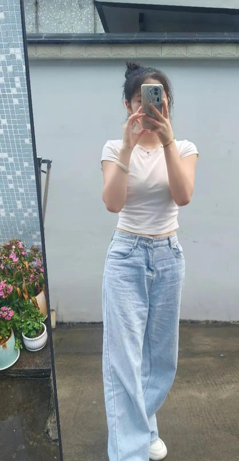 发现没有有些村的年轻村干部是住在镇里或县城昨天和村干部同学聊天时他说他就是