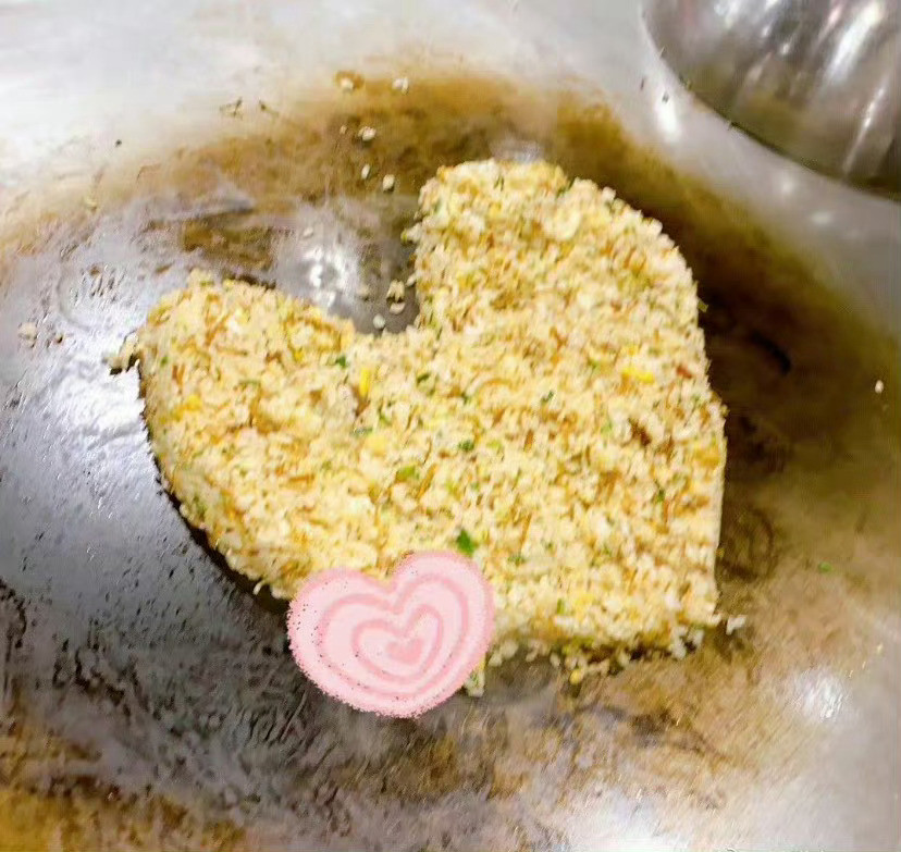 周杰伦给昆凌做爱心晚餐