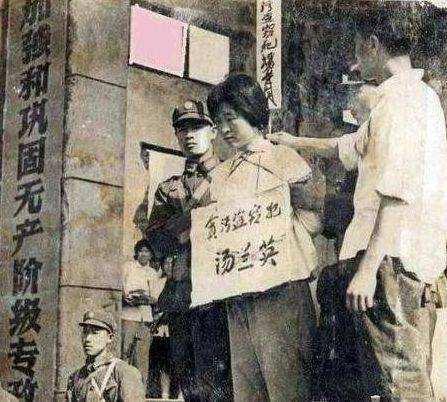 1975年，她挪用4.5万供养了7个情夫，可是，整整10年，居然没有一个人察觉，